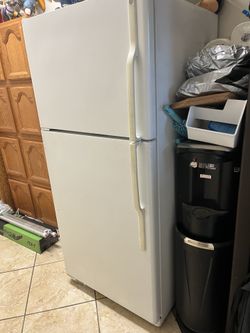$250 White GE Rrefrigerator in very good condition