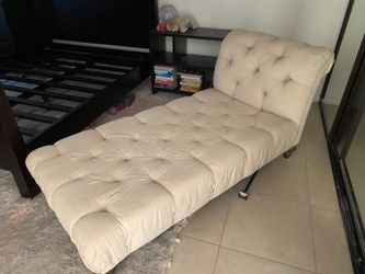 Tufted chaise lounge chair
