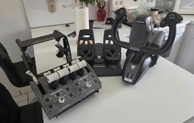 Thrustmaster TCA Boeing Yoke full set  + two Quadrant and desk mount + fligth pedals for Xbox and PC
