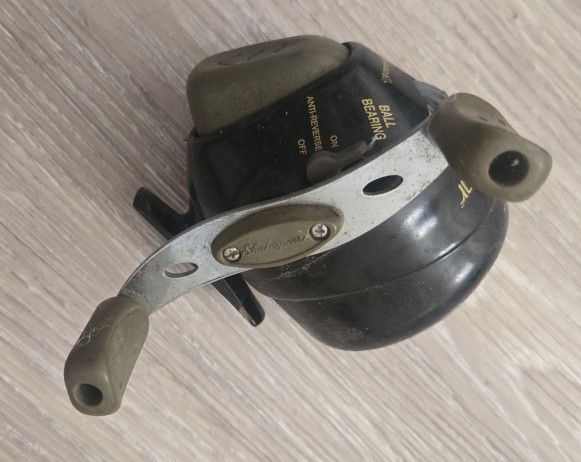 Lot of 5 Closed Fishing Reels Zebco Mantis Firebird Tiger