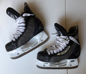 Easton youth skates size 5.5