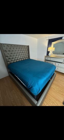 Bed/ vanity dresser/mirror
