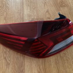 2019-2020 Hyundai Elantra Sedan Left Tail Light