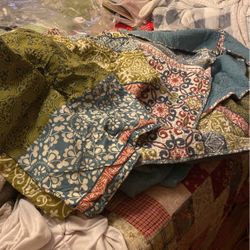 Queen Quilt With Shams 