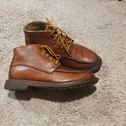 KOHALA boots , size 10 .