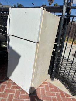 White Top-Freezer Refrigerator