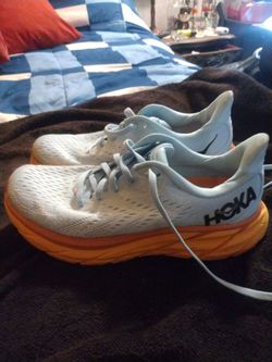 Hoka Clifton woman tennis shoes