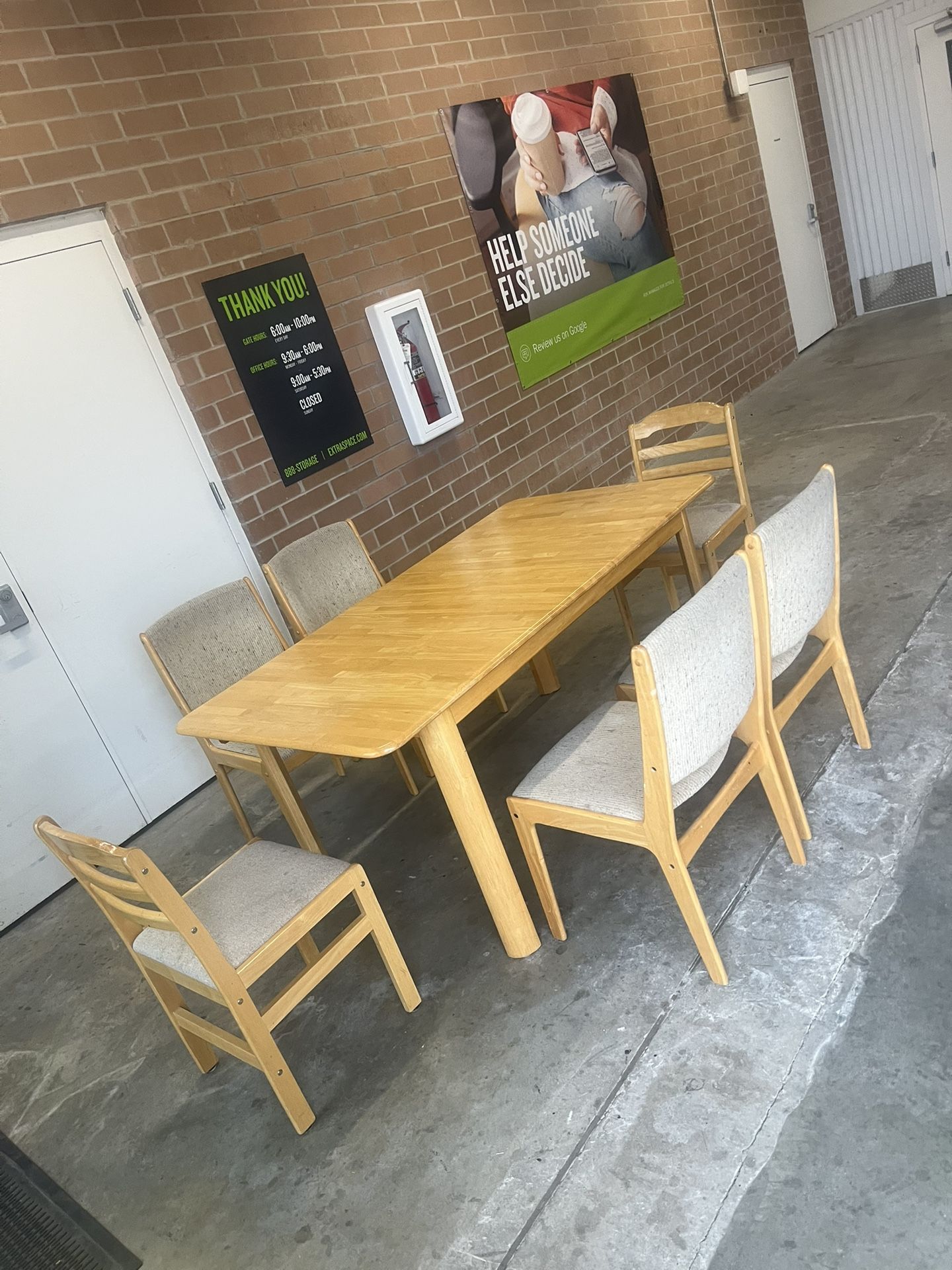 Dining Table w/ built in leaf and 6 chairs