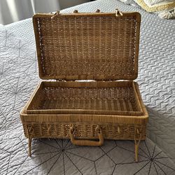 1980’s Vintage Picnic Basket. $25