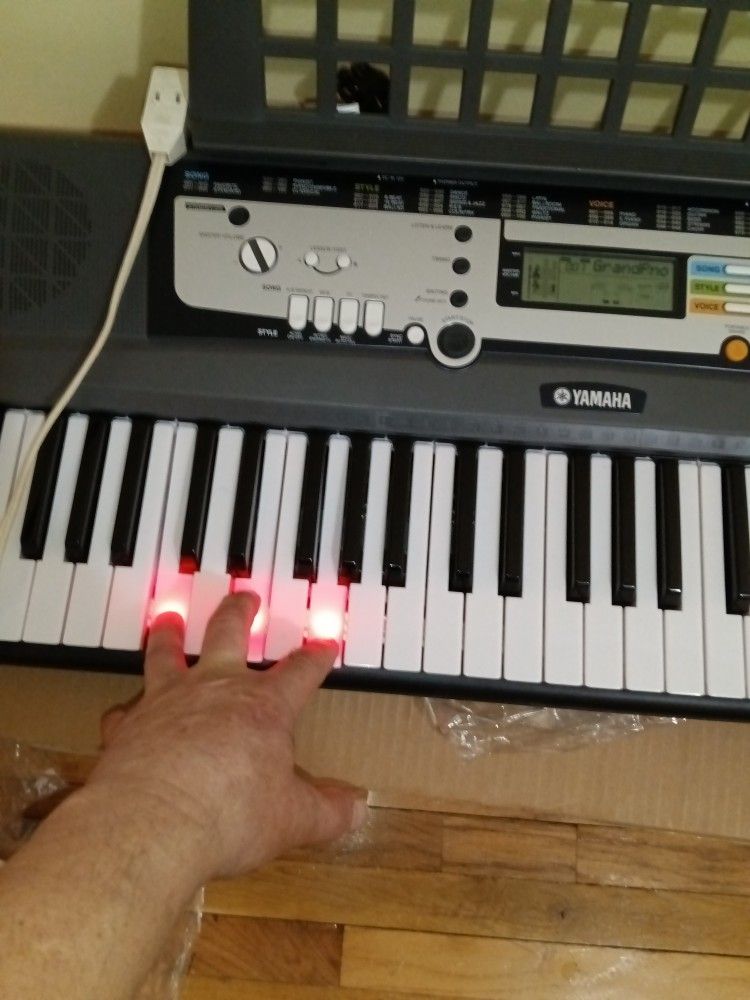 Piano - Keyboard Yamaha Ez-200