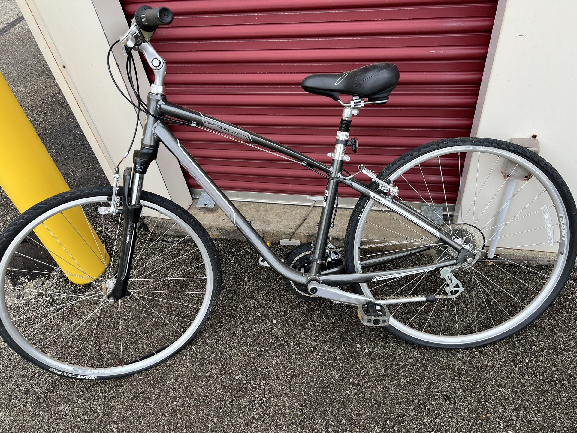 Giant Cypress DX Bicycle 27.5” Very Good Condition