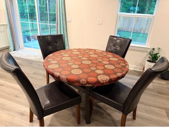 Round dining table with 4 chairs
