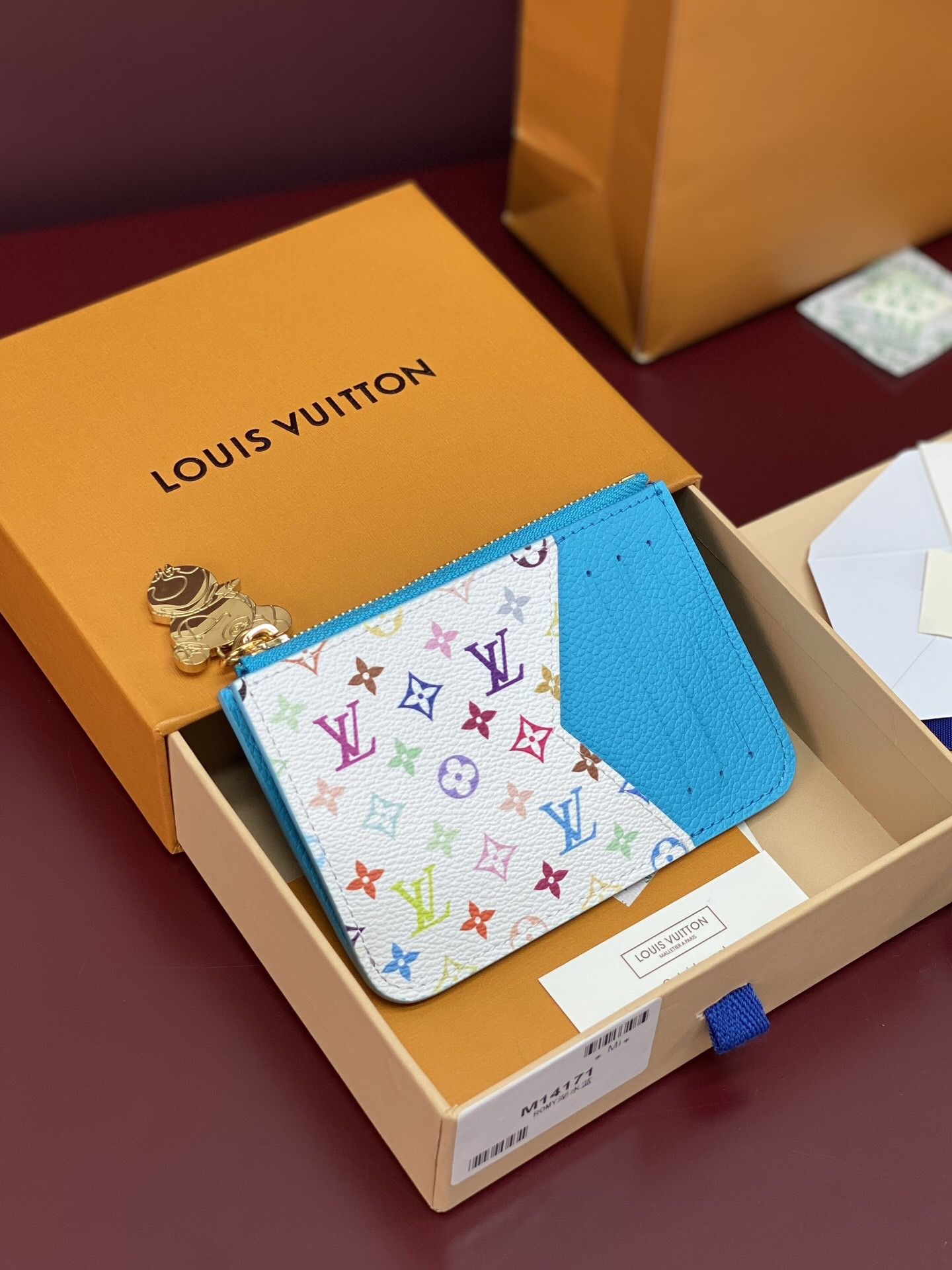 Fashionable and compact card bag