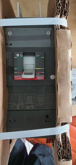 NEW ABB XT4HU3200BYJ000XXX Tmax XT4H Breaker with Accessories