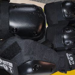 Skateboard  And Elbow And Knee Pads