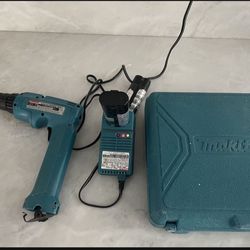 Makita battery powered drill-driver with Charger