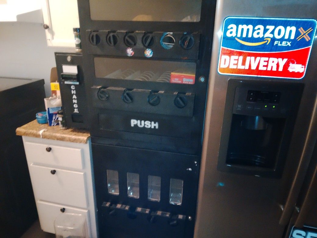 Snack And Beverage Vending Machine With Change Dispenser 