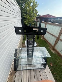 Floor standing tv entertainment center with integrated tv mount