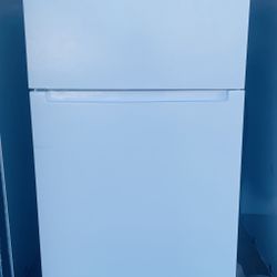 18 Cubit Feet Top freezer, Vissani brand, Excellent Condition 