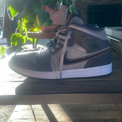 Jordan 1 Mid