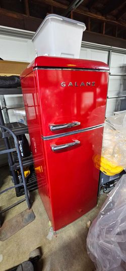 Mini refrigerator/ fridge