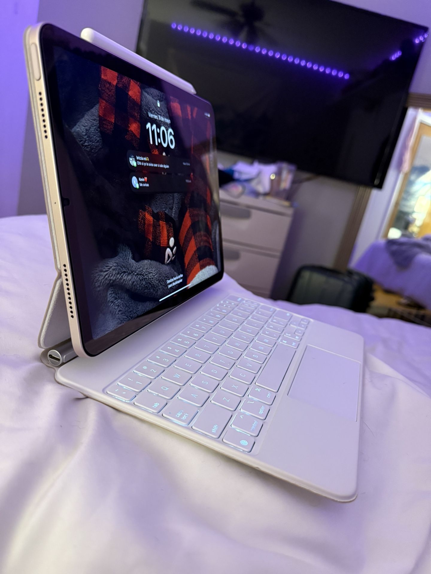 iPad Air 5th Gen + Magic Keyboard + Apple Pencil - $650