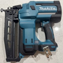 Makita 18V LXT Lithium-Ion 16-Gauge Cordless 2-1/2 in. Straight Finish Nailer (Tool Only)