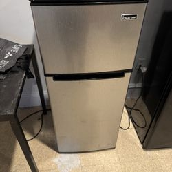 Magic Chef refrigerator fridge