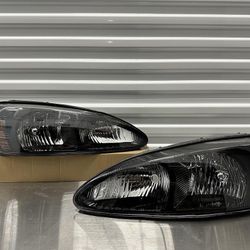 Headlights For 2004 To 2008 Pontiac Grand Prix; Black Housing With Amber Corners. / Luces Negras 
