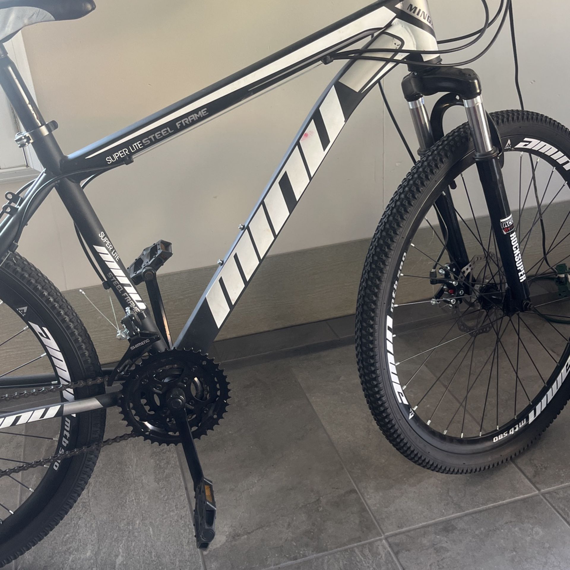 Man and woman mountain bike 21 speed really nice condition