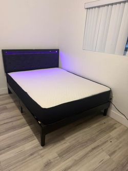 Venta Cama negra nueva con led colchón incluído