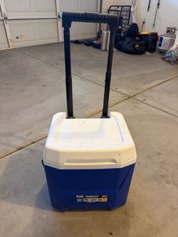 Igloo Rolling Wheeled Cooler Blue