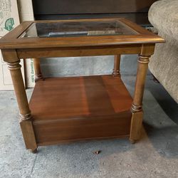 End Table - Excellent Condition 