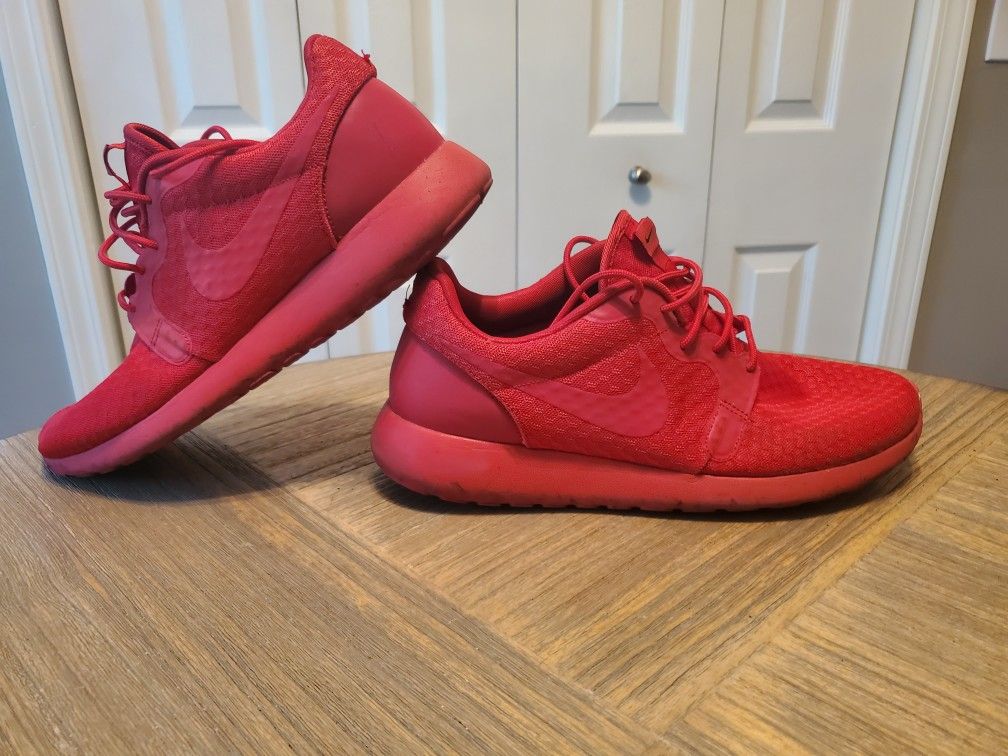 Nike Roshe One Hyperfuse University Red
Men's Size 10.5 Shoes Sneakers