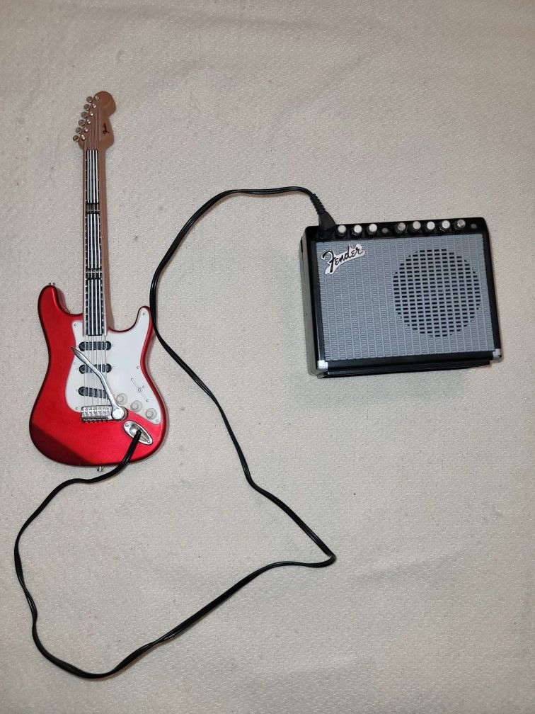 1996 Fender Mini Amp & Guitar Set – Working Functional Display