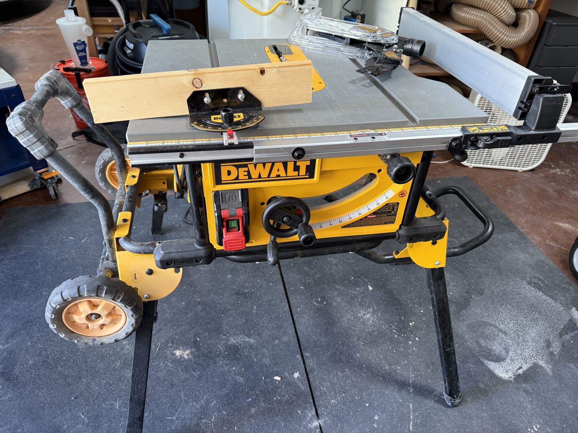 DEWALT 10” Jobsite Table Saw with Rolling Stand – DWE7491RS