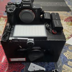 Sony Alpha 7 IV Mirrorless Camera – Excellent Condition