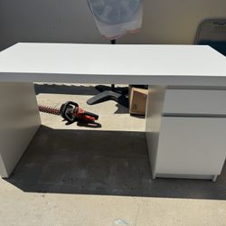 White Desk . 