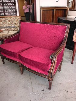 Thomasville Nassau Carved-Wood Settee in Burgundy Damask in new condition-ornate frame-#1176