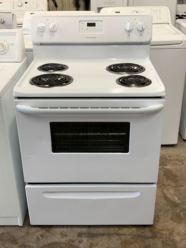 Frigidaire electric stove with warranty for Sale in Fresno, CA OfferUp