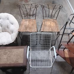 Sillas Y Más (7 Piezas) $25 Por Todo