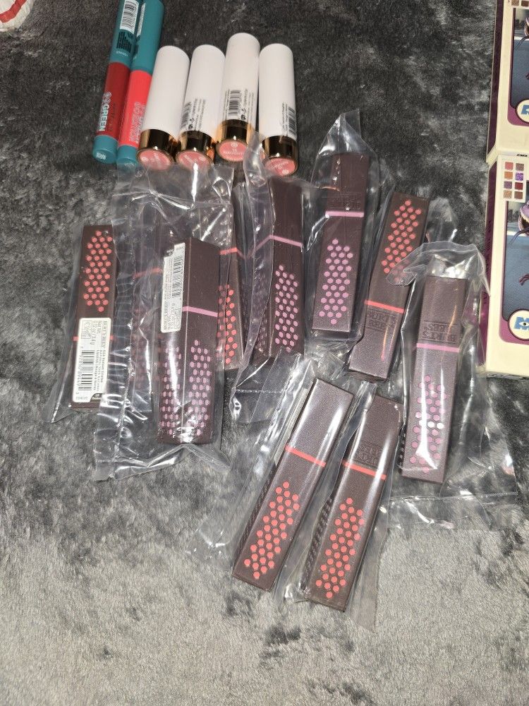 Lots Of Makeup Message Me If interested ✨️
