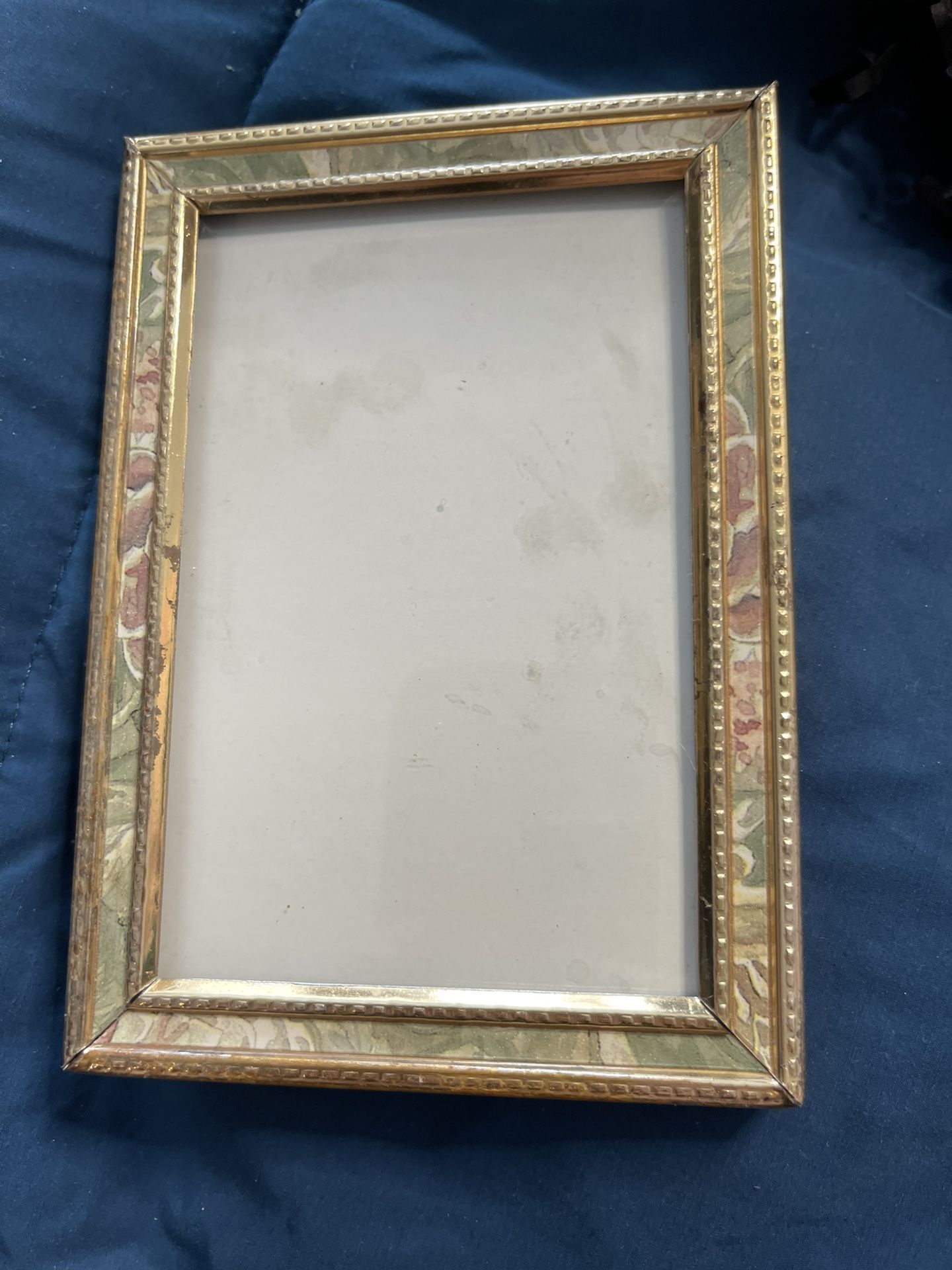 White And Gold Frame 3x2