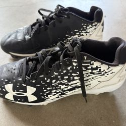 Almost New Under Armour Baseball/Softball Cleats 