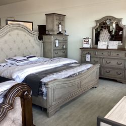 Lodenbay 4pc King Panel Bedroom Set