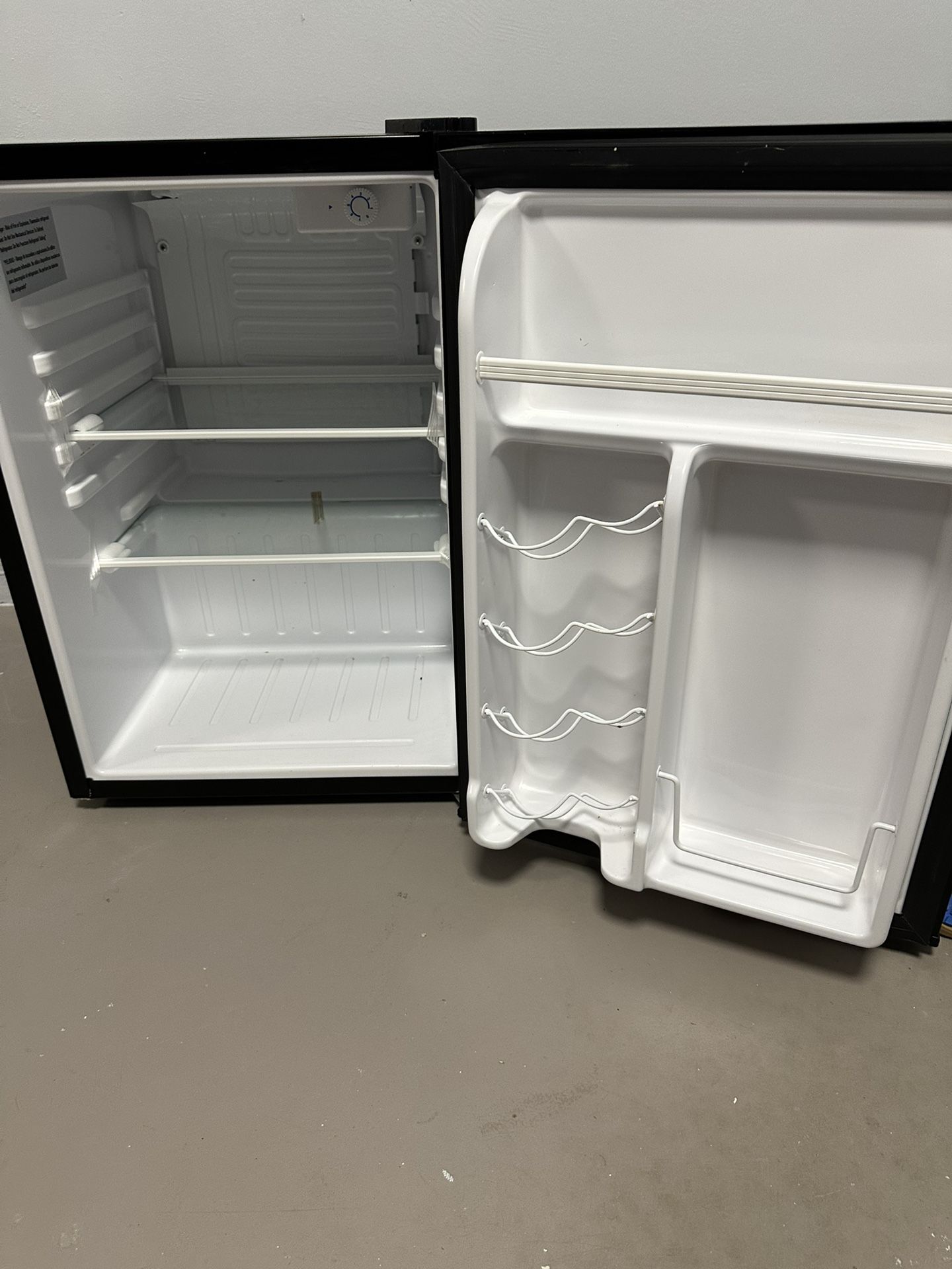 Magic chef Black Mini Fridge (like New)