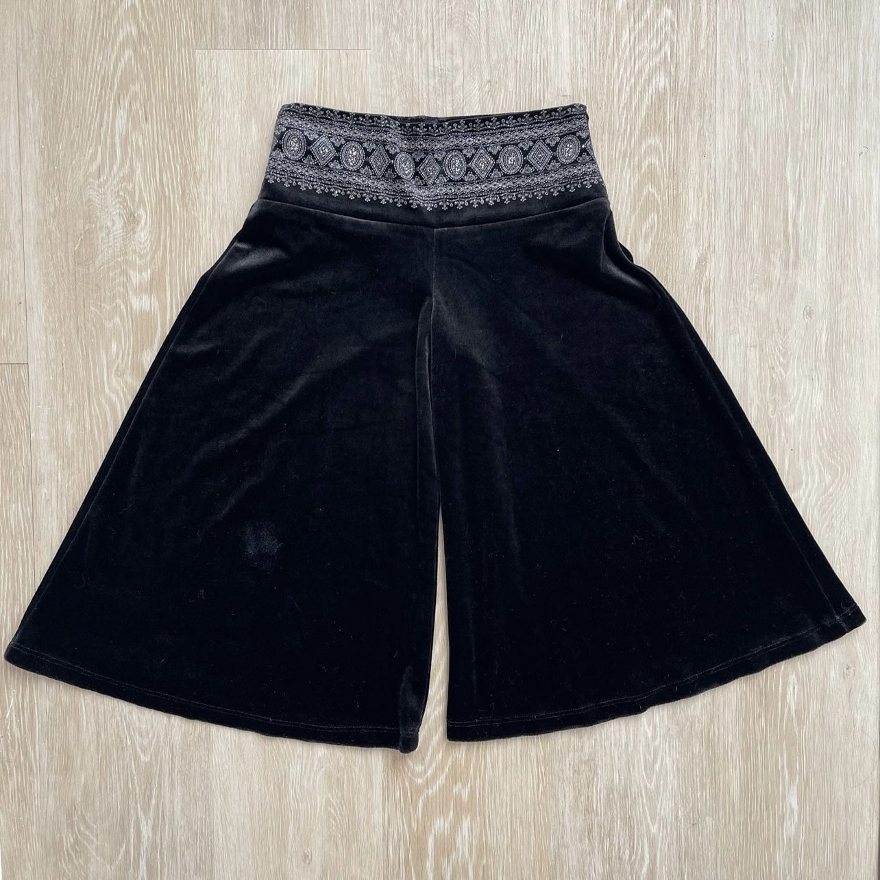 AMY BYER Vintage 90s Black Velvet Silver Glitter Waistband Wide Leg Capri Pants