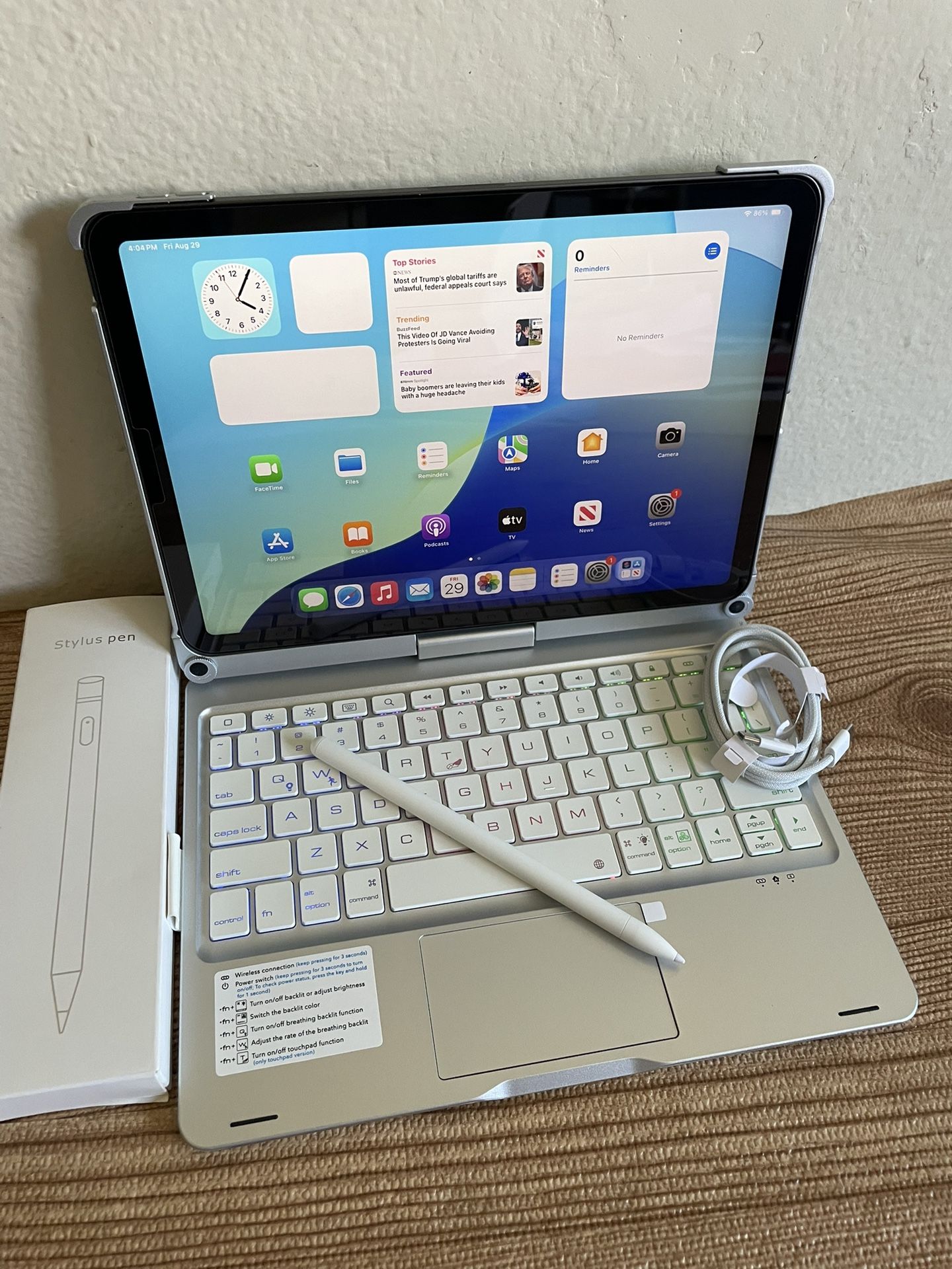 Apple iPad Air 5th Generation (M1 chip / 2022) 64GB with keyboard, pencil & Accessories