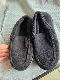 Boys slippers sz 1/2. Cuddledud