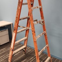 Husky 6' Fiberglass Ladder